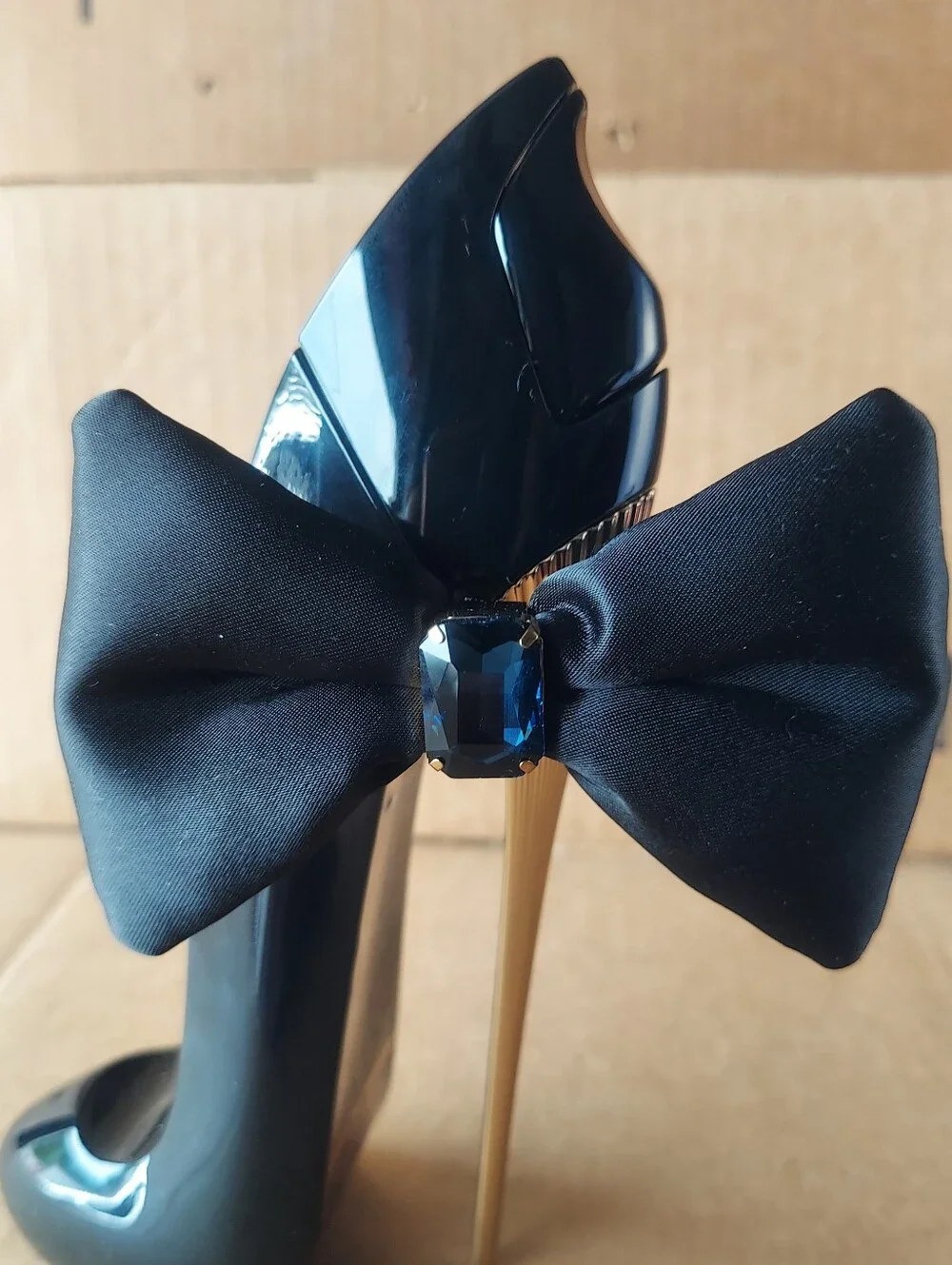 Black Satin Bow High Heel Bottle Accent